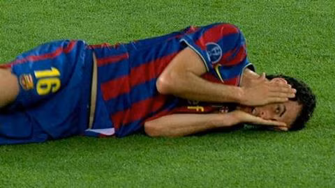 Motta tranh chấp bóng với Sergio Busquets và bàn tay của anh chạm vào mặt tiền vệ Barca. Trọng tài cho rằng đó là một pha cùi chỏ. Tuy nhiên, rõ ràng Busquets đã ăn vạ khi vừa lăn lộn trên sân, vừa hé mắt qua kẽ tay để quan sát tình huống xung quanh.