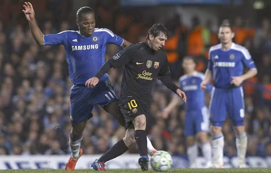 Nạn nhân đầu tiên được nhắc tới khi dính vào màn câu thẻ đỏ của CLB Barcelona đó là tiền đạo Didier Drogba của Chelsea. Phút 56 trong trận lượt đi vòng 1/8 Champions League 2004/05 trên sân Nou Camp, Didier Drogba có pha va chạm với thủ môn Victor Valdes.