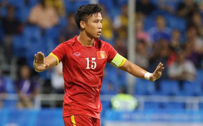 Chỉ huy hàng phòng ngự của đội tuyển Việt Nam là đội trưởng Quế Ngọc Hải.