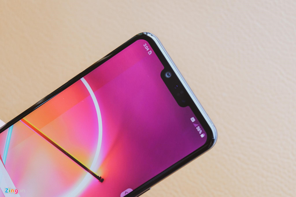 LG đã không sử dụng loa thoại truyền thống mà chuyển sang công nghệ âm thanh màn hình.