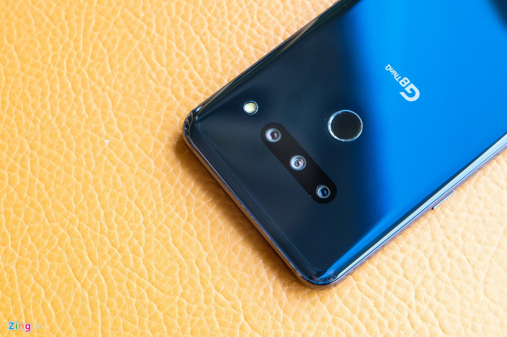 Hệ thống 3 camera phía sau của LG G8 ThinQ bao gồm một camera chính 12 MP, khẩu độ f/1.5, camera góc rộng 107 độ 16 MP, khẩu độ f/1.9 và một camera 12 MP, khẩu độ f/2.4.