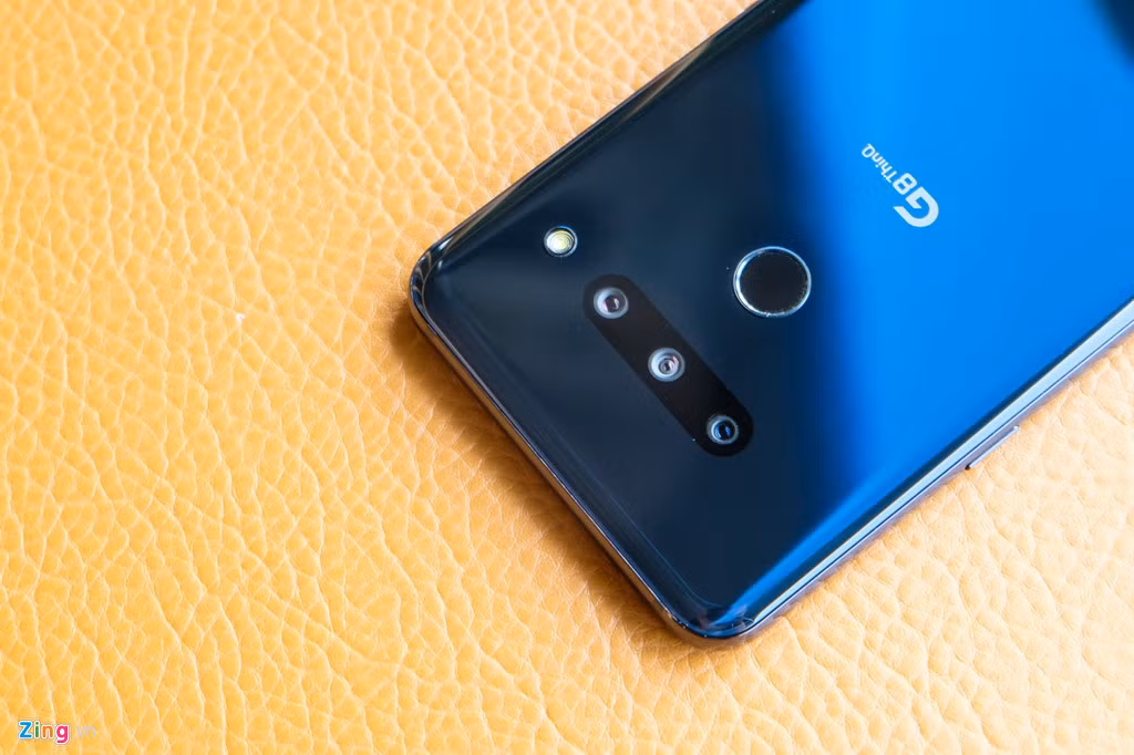 Hệ thống 3 camera phía sau của LG G8 ThinQ bao gồm một camera chính 12 MP, khẩu độ f/1.5, camera góc rộng 107 độ 16 MP, khẩu độ f/1.9 và một camera 12 MP, khẩu độ f/2.4.