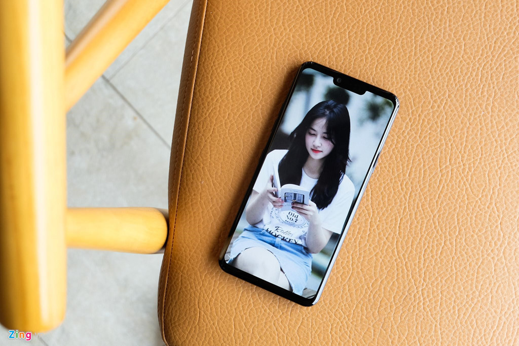 LG G8 ThinQ xách tay đang được bán tại Việt Nam với mức giá 17 triệu đồng. Trong tầm giá này, máy sẽ cạnh tranh với một số smartphone chính hãng đáng chú ý như iPhone XR bản 64 GB, Galaxy S9+ bản 64 GB hay Oppo R17 Pro.