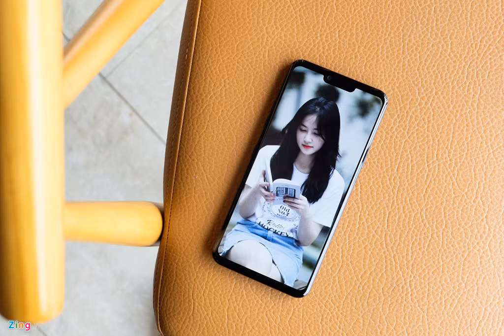 LG G8 ThinQ xách tay đang được bán tại Việt Nam với mức giá 17 triệu đồng. Trong tầm giá này, máy sẽ cạnh tranh với một số smartphone chính hãng đáng chú ý như iPhone XR bản 64 GB, Galaxy S9+ bản 64 GB hay Oppo R17 Pro.