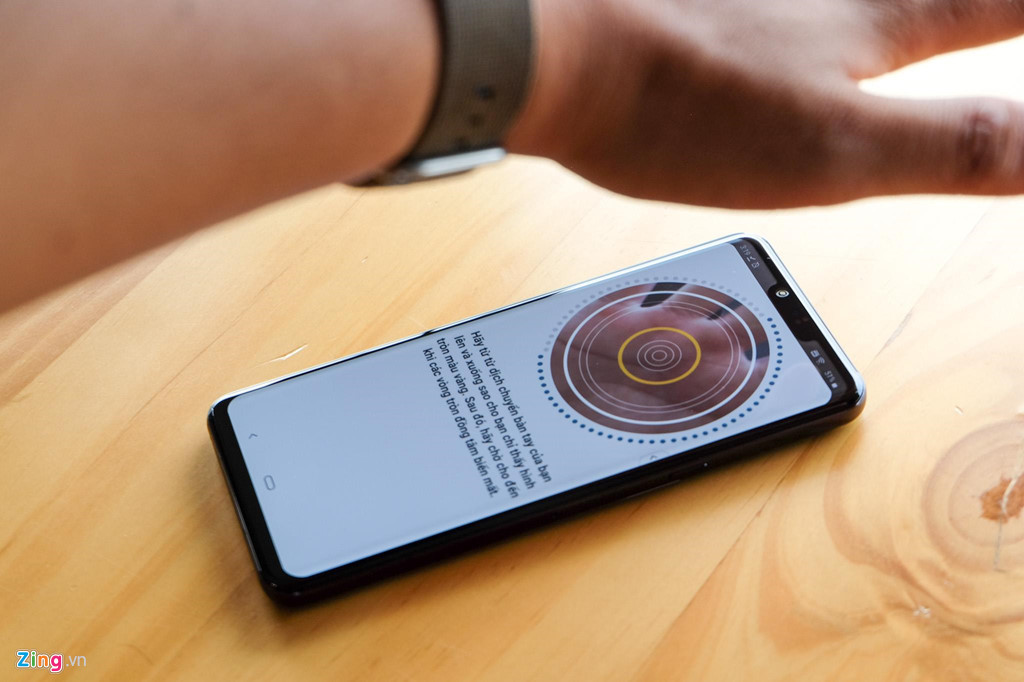 LG G8 ThinQ được trang bị công nghệ Hand ID. Thiết bị sẽ xác định mô hình tĩnh mạch trong tay người dùng, từ đó bạn có thể mở khóa máy bằng lòng bàn tay. Tuy nhiên, Hand ID hoạt động chưa ổn định và không chính xác bằng Face ID của Apple hoặc các công nghệ quét khuôn mặt khác.