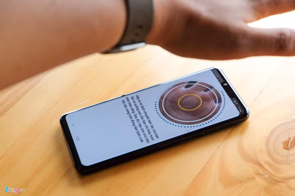 LG G8 ThinQ được trang bị công nghệ Hand ID. Thiết bị sẽ xác định mô hình tĩnh mạch trong tay người dùng, từ đó bạn có thể mở khóa máy bằng lòng bàn tay. Tuy nhiên, Hand ID hoạt động chưa ổn định và không chính xác bằng Face ID của Apple hoặc các công nghệ quét khuôn mặt khác.