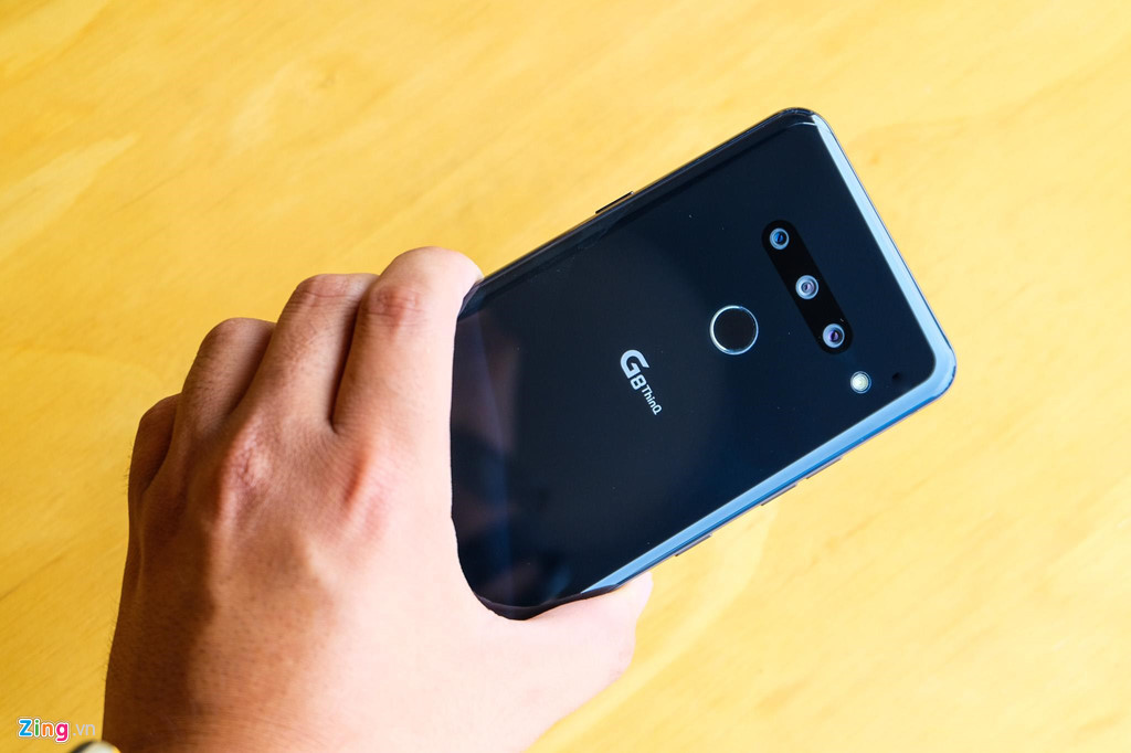 Máy được hoàn thiện bằng chất liệu kính và kim loại, cho cảm giác cầm nắm tốt, chắc chắn và khá đầm tay.