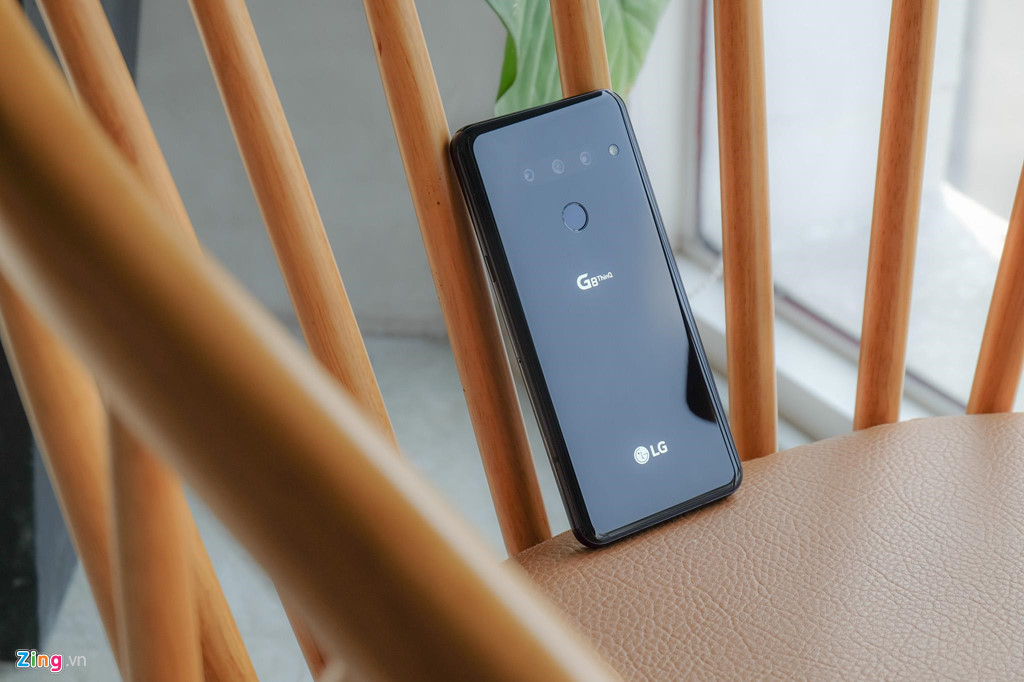 Máy được trang bị chip Snapdragon 855, RAM 6 GB và bộ nhớ trong 128 GB. Viên pin của model này có dung lượng 3.500 mAh, chạy trên nền Android 9.0.