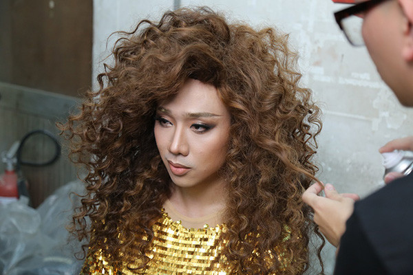 Nhắc đến sao nam giả gái xuất sắc nhất, Trấn Thành có lẽ là cái tên luôn được nhớ tới đầu tiên. Nam danh hài khiến khán giả phải thán phục khi hóa thân trọn vẹn được cả khuôn mặt lẫn tính cách của phái nữ. Không chỉ ‘’chịu khó’’ trang điểm, Trấn Thành còn rất chăm đầu tư cho mái tóc để hoàn thành vai diễn giả gái của mình.