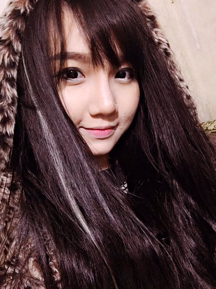 Yon Dolly (25 tuổi), hiện đang là sinh viên ngành Marketing của một trường Đại học tại TP.HCM. Sau khi bất ngờ nổi tiếng, cô bạn xinh đẹp này đã chia sẻ rằng bức ảnh được chụp trong lúc cô đang rửa chén phụ giúp cho cửa hàng ăn của mẹ.