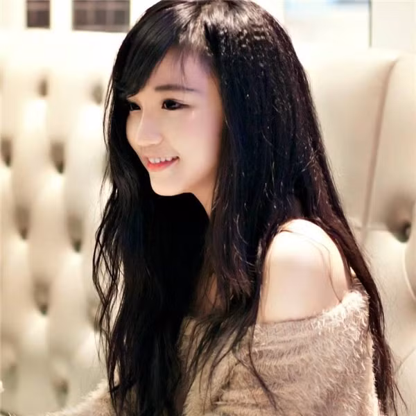 Sở hữu làn da trắng ngần, khuôn mặt đẹp với đôi mắt to dễ thương, sống mũi cao thanh thoát và đôi môi chúm chím cực xinh, Yon Dolly để lại ấn tượng sâu sắc với nhiều người.