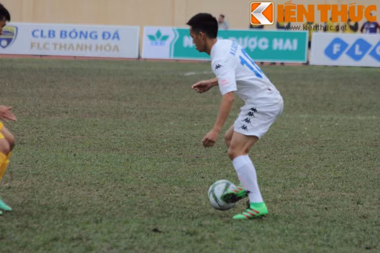 Đồng quan điểm với Công Vinh, Quả Bóng Vàng 2015 - Nguyễn Anh Đức cũng lắc đầu ngao ngán với trái bóng mới của ban tổ chức giải