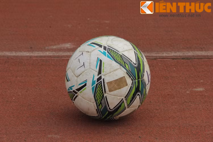 Điều bất hợp lý là ban tổ chức giải cung cấp bóng cho các đội thi đấu ở V-League quá muộn khi các đội chỉ được nhận bóng trước ngày khai mạc có 1 -2 ngày.