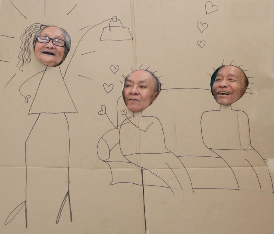 Những bức ảnh ghi lại khoảnh khắc vui vẻ của các cụ khi ngồi bên nhau uống nước, khi ngồi ôm chú mèo, khi chơi tú lơ khơ.