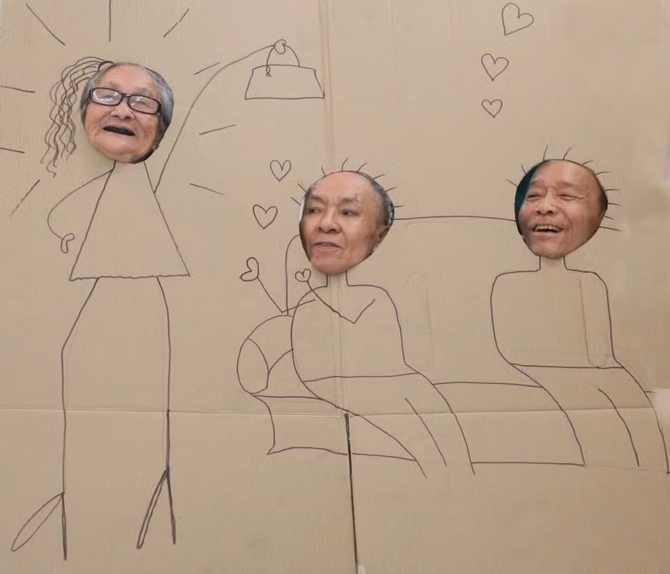 Những bức ảnh ghi lại khoảnh khắc vui vẻ của các cụ khi ngồi bên nhau uống nước, khi ngồi ôm chú mèo, khi chơi tú lơ khơ.