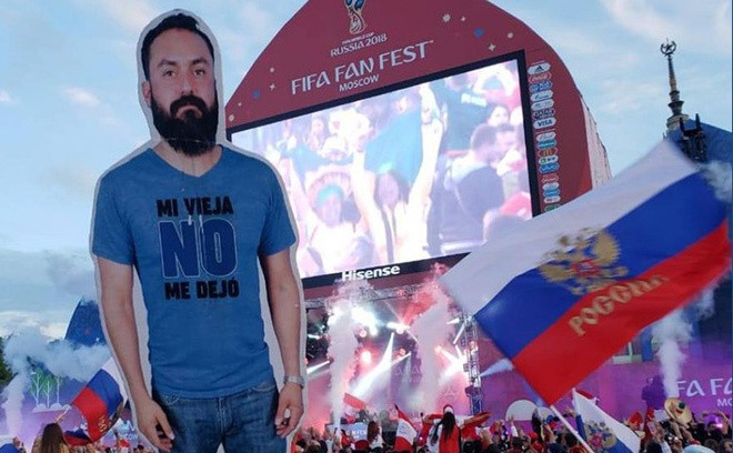 Anh chàng Javier từ Mexico không được vợ cho phép đi sang Nga xem World Cup 2018 cùng đám bạn và kết quả là đây. Một hình nộm của Javier được những anh bạn thân mang theo và dựng lên bất cứ chỗ nào họ đến.
