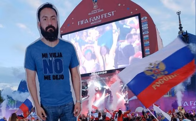 Anh chàng Javier từ Mexico không được vợ cho phép đi sang Nga xem World Cup 2018 cùng đám bạn và kết quả là đây. Một hình nộm của Javier được những anh bạn thân mang theo và dựng lên bất cứ chỗ nào họ đến.