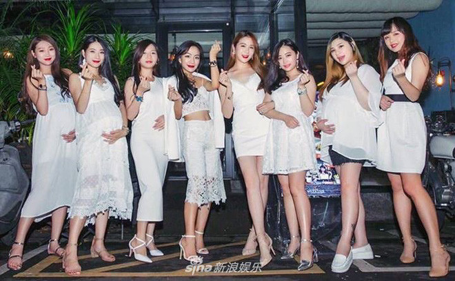 Tất cả các nhân vật trong hội mẹ bầu này đã chơi với nhau gần chục năm từ hồi còn học đại học. Sau đó, cả hội lấy chồng và mang thai cũng gần như cùng một thời điểm.