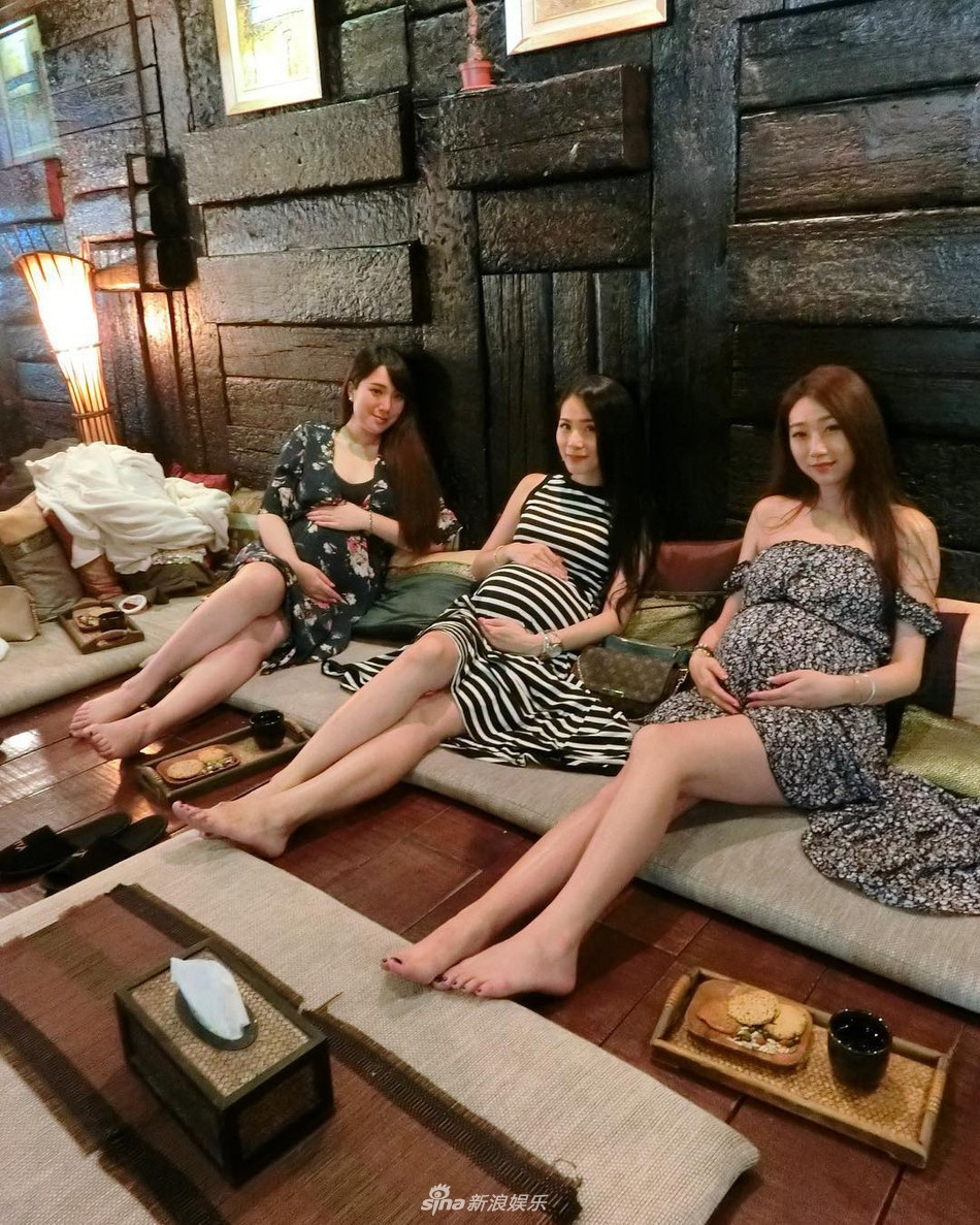 Để kỉ niệm tình bạn cũng như khoảnh khắc cả hội sắp làm mẹ, 4 cô nàng đã quyết định thực hiện bộ ảnh có một không hai này.