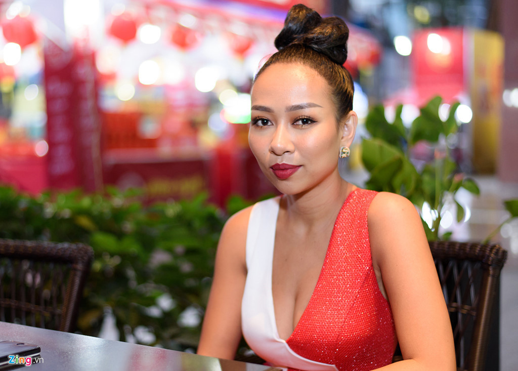  Thảo Trang là "đàn chị" của Tiêu Châu Như Quỳnh, hơn "cháu gái Lam Trường" cả tuổi đời lẫn tuổi nghề nhưng suốt nhiều năm đi hát cô vẫn chưa đạt được vị trí như nhiều người kỳ vọng. Vẫn đi hát, vẫn ra sản phẩm nhưng nữ ca sĩ sinh năm 1987 gần như không thể định danh được trong thị trường âm nhạc. Bản thân nữ ca sĩ cũng nhận biết được điều này, cô từng đặt câu hỏi về việc chưa nổi tiếng và thành thật "showbiz là một môi trường khắc nghiệt, đặc biệt với ca sĩ đã sinh con".