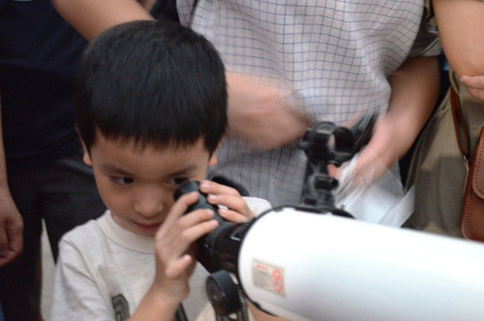 Bên cạnh những thấu kính thì những người có sẵn máy ảnh trong tiêu cự cho phép cũng có thể mang ra sử dụng để chụp lại những khoảnh khắc của nguyệt thực toàn phần lần này.