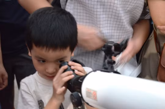 Bên cạnh những thấu kính thì những người có sẵn máy ảnh trong tiêu cự cho phép cũng có thể mang ra sử dụng để chụp lại những khoảnh khắc của nguyệt thực toàn phần lần này.