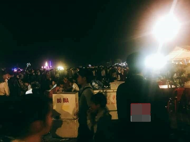 Bên cạnh đó nhiều dân mạng cũng cho rằng may mắn mà họ không đi chứ nhìn ảnh tắc đường dài hàng kilomet thế này không biết bao giờ mới về tới nhà. Đơn cử như nickname Hoàng Ngô có viết: "May mà mình ở nhà. Cũng có dự định cho gia đình đi để ngắm cảnh cầu nguyện dưới ánh nến nhưng nhìn như này mình thấy lựa chọn mình là đứng đắn".