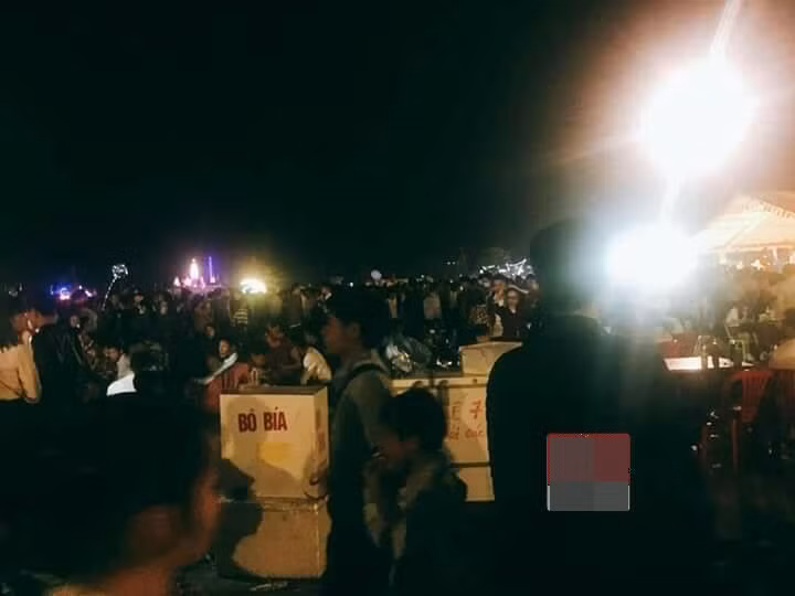 Bên cạnh đó nhiều dân mạng cũng cho rằng may mắn mà họ không đi chứ nhìn ảnh tắc đường dài hàng kilomet thế này không biết bao giờ mới về tới nhà. Đơn cử như nickname Hoàng Ngô có viết: "May mà mình ở nhà. Cũng có dự định cho gia đình đi để ngắm cảnh cầu nguyện dưới ánh nến nhưng nhìn như này mình thấy lựa chọn mình là đứng đắn".