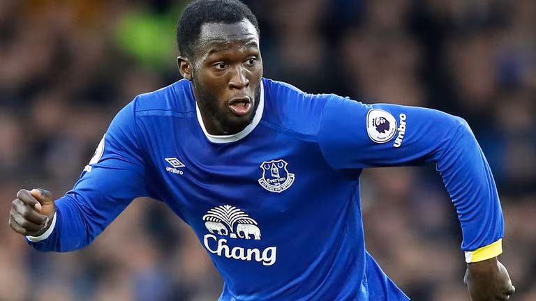 Lukaku đã có quyết định về tương lai: Chia sẻ trên SkySport, Lukaku khẳng định chắc nịch rằng anh đã có quyết định về tương lai. Chỉ có điều tiền đạo này chưa tiết lộ bến đỗ mới của mình. Ở mùa giải vừa qua, Lukaku gây ấn tượng khá mạnh khi ghi tới 25 bàn thắng, xếp thứ 2 danh sách dội bom ở Premier League. Tuy vậy, Everton của Lukaku chỉ về đích thứ 7 nên không có suất tham dự Champions League. Ảnh: Sky Sports