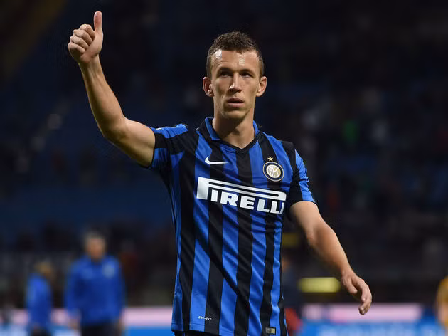 Perisic ở lại Inter Milan?: Theo thông tin chuyển nhượng bóng đá từ tờ Sky Italia, tiền vệ Ivan Perisic có khả năng lớn sẽ ở lại Inter Milan do Man Utd không chịu đáp ứng yêu cầu của Inter Milan. Trước đó, đội chủ sân Giuseppe Meazza tuyên bố sẽ chỉ bán tiền vệ người Croatia nếu nhận được mức giá tối thiểu là 55 triệu euro. Quỷ đỏ hiện mới chỉ để xuất 40 triệu euro. Ảnh: Sky Italia