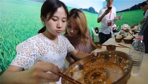 Ở trong cuộc thi ăn tôm hùm vừa qua, Mật Tử Quân đã dễ dàng đánh bại đối thủ nam đến từ Ukraina để giành chức quán quân trong cuộc thi. Điều đáng chú ý là dù có thân hình khá gọn gàng nhưng sức ăn của "thánh ăn 9X" này lại khiến nhiều người phải mắt tròn, mắt dẹt.