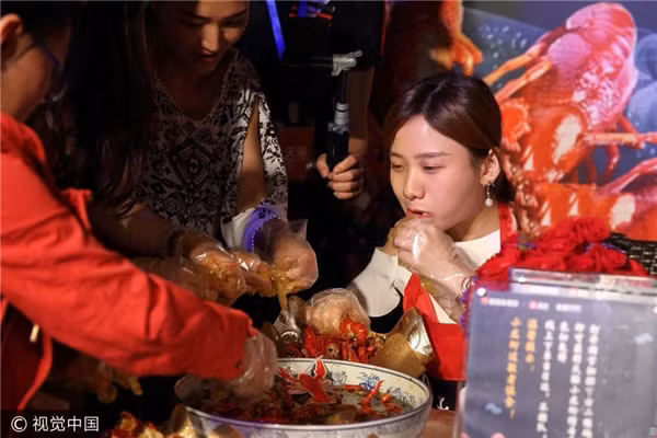 Cuộc thi đã đưa Mật Tử Quân lên ngôi vương được tổ chức tại một nhà hàng chuyên tôm hùm đất tại tỉnh Trùng Khánh (Trung Quốc). Đây là một hoạt động ăn tôm hùm miễn phí, nhằm tìm ra người sở hữu cái dạ dày "không đáy" nhất.