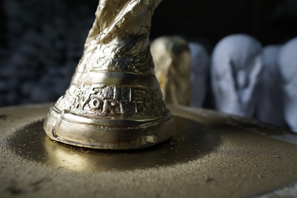 Cúp vàng FIFA thật cao 36,5 cm và được làm từ 5 kg vàng 18 carat (tỷ lệ 75% vàng) với đế có đường kính 13 cm gồm hai lớp đá xanh, phía dưới có dòng chữ FIFA World Cup, bên trên xoắn ốc tạo hình hai cầu thủ đang đón lấy quả địa cầu và nâng cao như một biểu tượng chiến thắng.