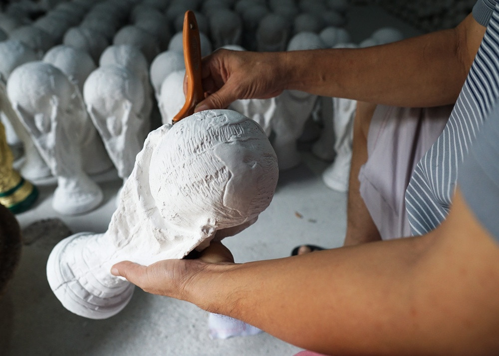 Theo ông Nhật, làm cup vàng FIFA bằng thạch cao không tốn công sức nhưng việc chế tạo khuôn đúc bằng cao su non và nhựa composite mất rất nhiều thời gian nghiên cứu để có kích thước, hình dáng chuẩn.