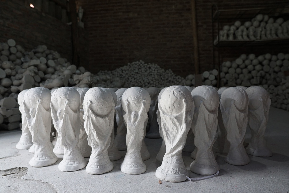 Cúp vàng FIFA được ông Nhật ấp ủ từ lâu với niềm đam mê bóng đá. Mùa World Cup 2014, cơ sở sản xuất của ông đã "cháy hàng" khiến không ít người hâm mộ nuối tiếc vì không mua được cúp