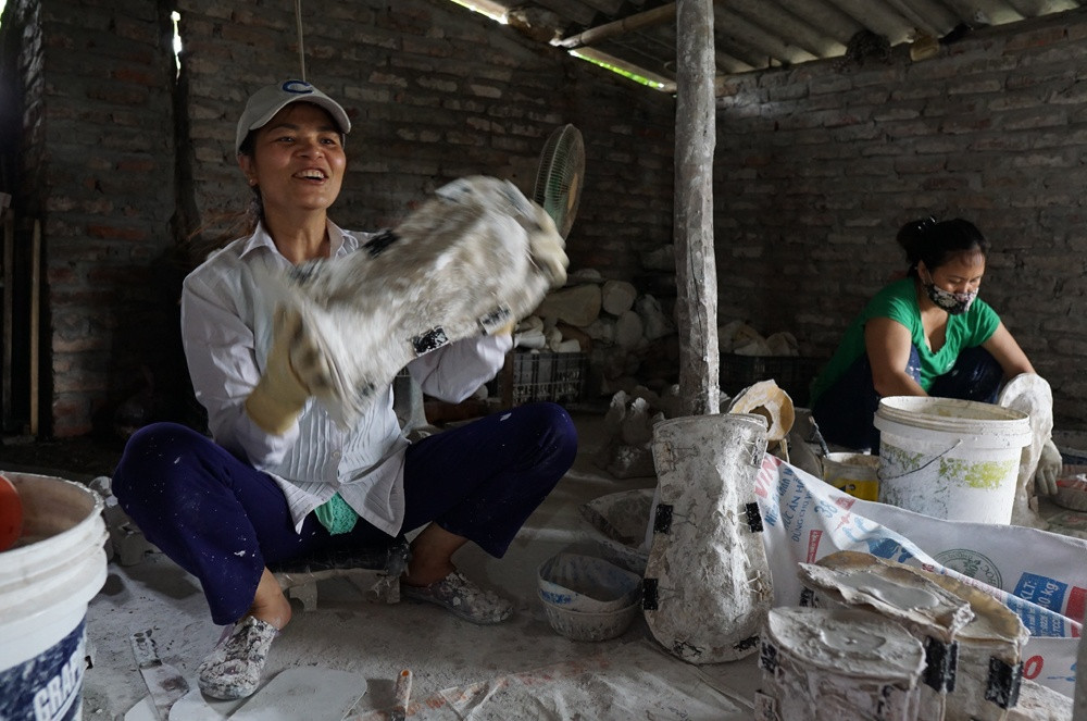 Còn cúp vàng thạch cao của ông Hồng Nhật cũng cao gần bằng nhưng trọng lượng nhẹ hơn và cũng có chữ ở đế, hình dáng như cúp "xịn"