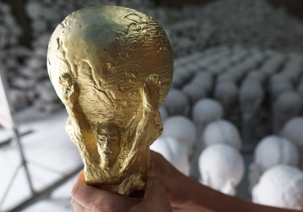 Để làm được chiếc cup, người thợ phải hòa bột thạch cao đều tay và đổ vào khuôn. Sau khoảng 20 phút, thạch cao đông lại và cúp được lấy ra khỏi khuôn. Sau khi chiếc cup thành hình cứng cáp, người thợ sẽ cắt tỉa phần thạch cao thừa và phun sơn vàng giúp chiếc cúp y như thật.