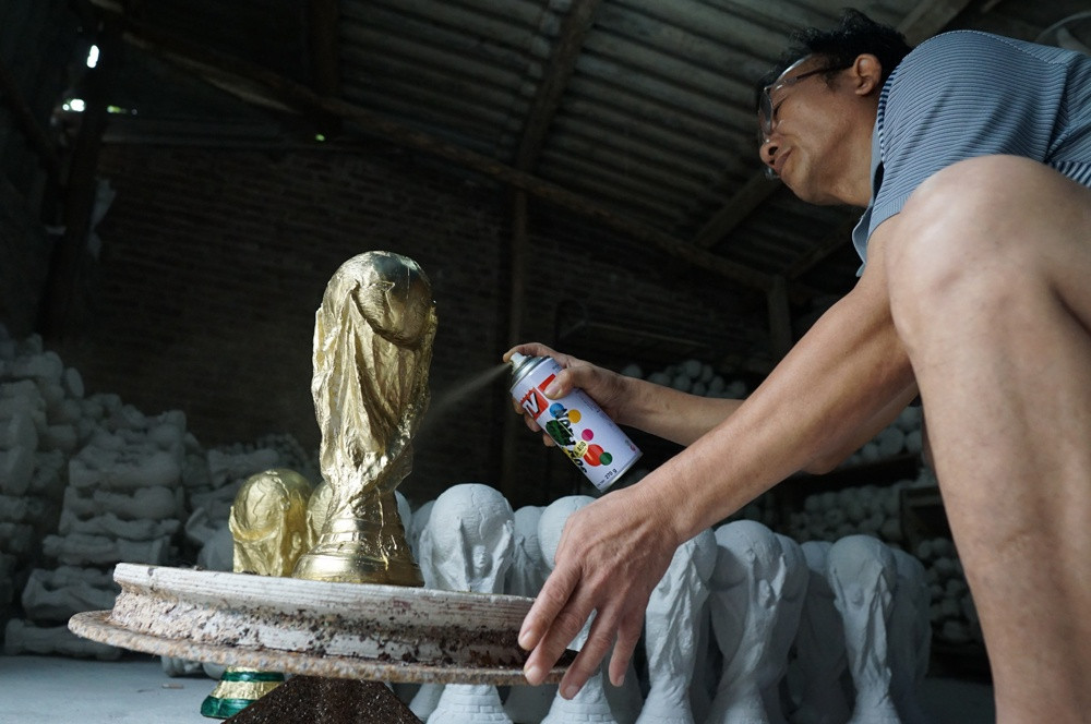 Được biết, "cha đẻ" của những chiếc cúp vàng FIFA World Cup này là ông Vương Hồng Nhật tại làng nghề cổ truyền thống Bát Tràng - Hà Nội.
