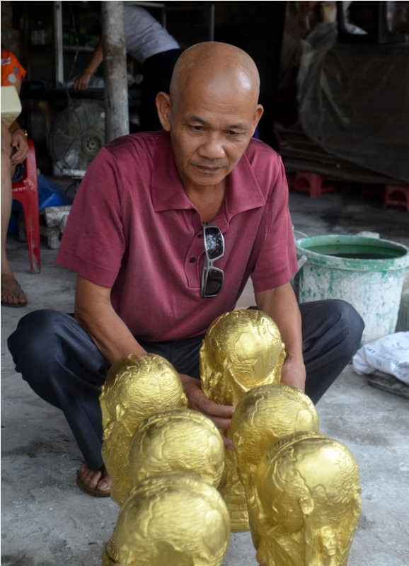 Nhiều chiếc cup vàng FIFA được "cha đẻ" Vương Hồng Nhật tự tay ký tặng người hâm mộ.