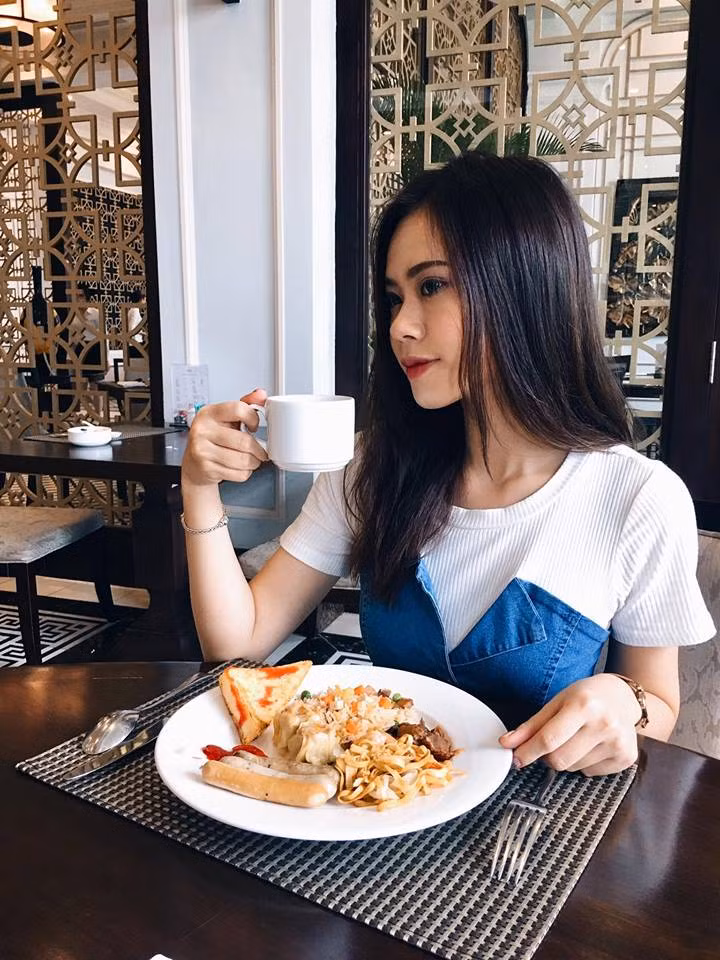 Mai Cơ sinh ngày 8/5/1996 tại Hà Nội. Cô nàng này từng gây ấn tượng khi lọt vào Top 30 Duyên dáng Hà thành năm 2012 và từng làm nghệ thuật với vai trò teen model cho nhiều shop thời trang và các báo dành cho tuổi trẻ.