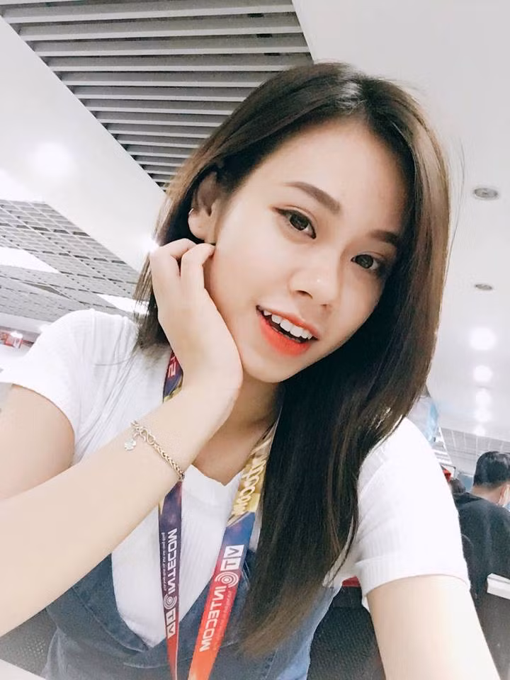 Sau khi tốt nghiệp THPT Việt Đức - Hà Nội, Mai Cơ đỗ vào Học viện Báo chí &amp; Tuyên truyền và nuôi giấc mơ ra trường sẽ công tác tại một cơ quan về truyền thông.