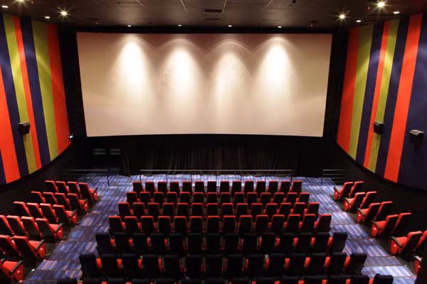 Trong khi đang phân vân khi chọn địa điểm để đón Valentine tại Hà Nội thì các bạn trẻ nên nghĩ đến việc xem phim. Với Lễ tình nhân, các bạn có thể chọn cho mình những bộ phim tình cảm lãng mạn hoặc những bộ phim hài nhẹ nhàng.