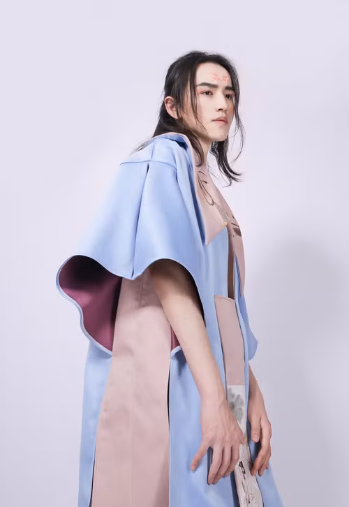 Ngắm nhìn khuôn mặt và mái tóc dài của Hoàng Dụ Kiều, nhiều dân mạng Việt nhận xét anh chàng này khá thích hợp với những vai cổ trang.