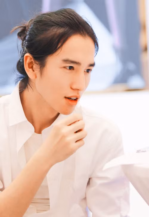 Mới đây, một anh chàng sở hữu mái lãng tử, khuôn mặt đẹp đã được dân mạng tại Trung Quốc chú ý tới. Ngay lập tức, nhiều chị em đã bị mê hoặc bởi vẻ đẹp và nhanh chóng đặt cho anh ta biệt danh " Soái ca tóc dài bước ra từ tiểu thuyết".