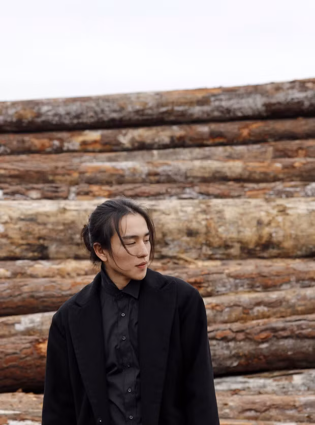 Vẻ đẹp của Hoàng Dụ Kiều giúp anh chàng này thích nghi tốt với mọi style thời trang.