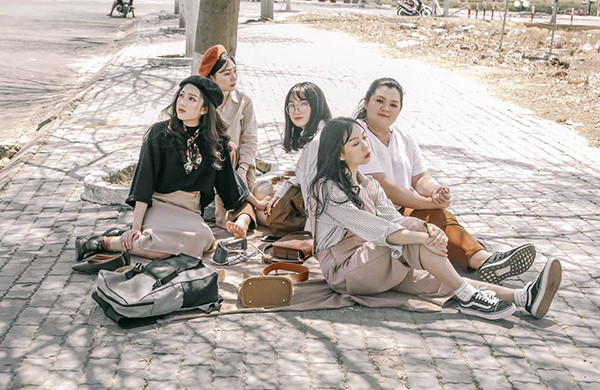 Có thể cho đến tận khi trưởng thành vẫn vậy, cũng có thể thanh xuân chỉ mãi là những kí ức đẹp gấp lại trong trang lưu bút bỏ ngỏ nơi hộc bàn.