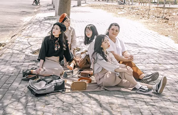 Có thể cho đến tận khi trưởng thành vẫn vậy, cũng có thể thanh xuân chỉ mãi là những kí ức đẹp gấp lại trong trang lưu bút bỏ ngỏ nơi hộc bàn.