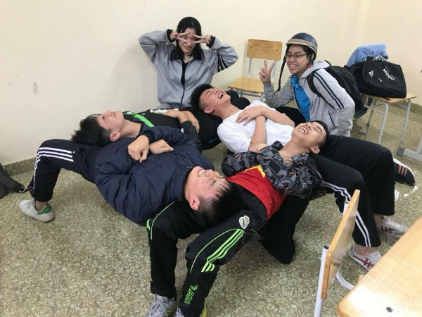 Sau đấy là đến hội nam sinh cũng chẳng kém cạnh. Có vẻ như tư thế này rất thoải mái hay sao mà ai nấy đều cười khoái chí.