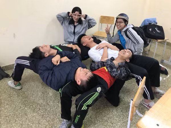 Sau đấy là đến hội nam sinh cũng chẳng kém cạnh. Có vẻ như tư thế này rất thoải mái hay sao mà ai nấy đều cười khoái chí.