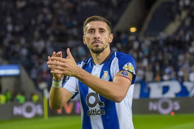 Theo Calciomercato, AC Milan đã gia nhập cùng nhiều đại gia trong cuộc đua giành chữ ký của tiền vệ Hector Herrera của CLB Porto.